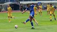 Persib Bandung berhasil menjebol gawang Persebaya Surabaya pada menit ke-53 melalui skema serangan balik. (Bola.com/Erwin Snaz)