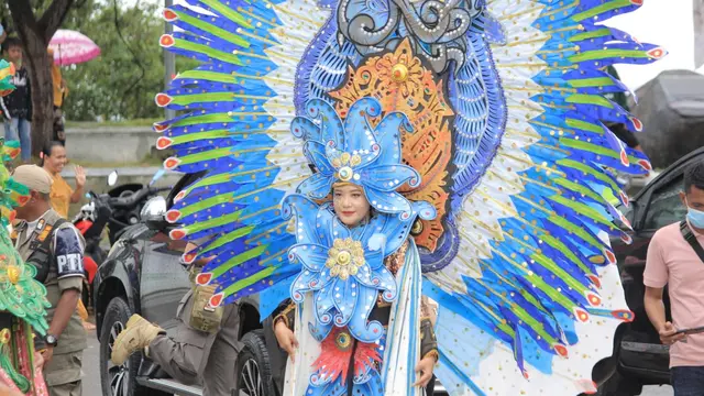 Pakaian busana karawo yang ditampilakn di Festival Pesona Pantai Pohon Cinta. Foto: Dadangnuryadi/TF (Arfandi Ibrahim/Liputan6.com)