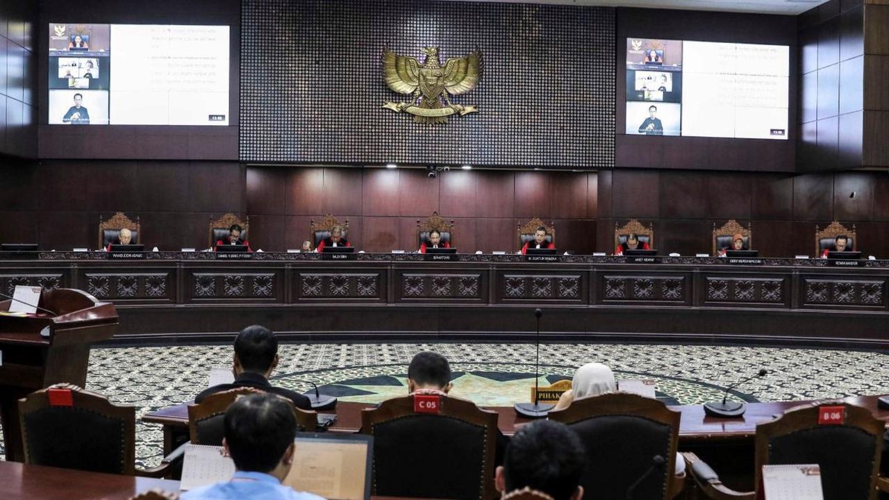 VIDEO: Hakim MK Suhartoyo Sentil Ketua KPU "Pak Hasyim Tidur Ya?"