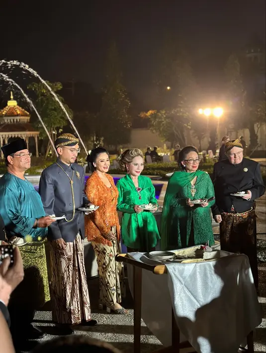 Selain Farah Quinn acara di Keraton Solo ini dihadiri oleh sejumlah selebriti, terlihat bahwa sebelumnya, Celine Evangelista juga mengabadikan momen bersama Gusti Bhre ketika menghadiri acara tersebut. (Liputan6.com/IG/@farahquinnofficial)