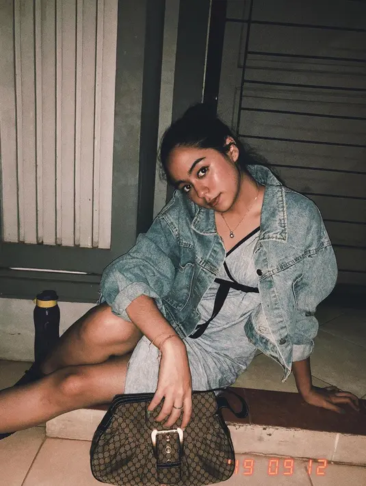 Gaya kasual seakan sudah menjadi andalan Yasamin Jasem. Meski masih muda, ia sudah memperhatikan penampilannya. Kini pemeran Uma di film Mangkujiwo ini tampil dengan dress pendek yang dipadukan dengan jaket jeans, kece banget. (Liputan6.com/IG/@yasaminjasem)