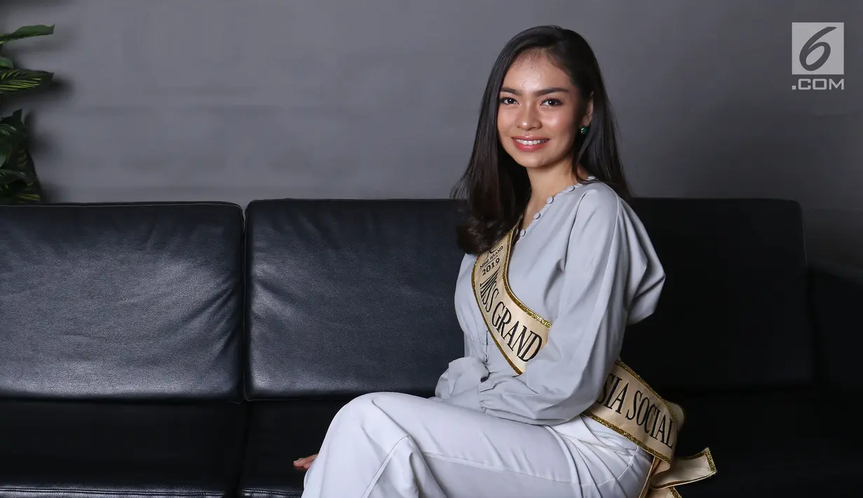 Runner up 2 Miss Grand Indonesia 2019 Gabriella Hutahaean berpose di Kantor KLY, Jakarta, Selasa (3/9/2019). Gabriella Hutahaean merupakan finalis Miss Grand Indonesia 2019 asal Sumatera Utara. (Liputan6.com/Herman Zakharia)