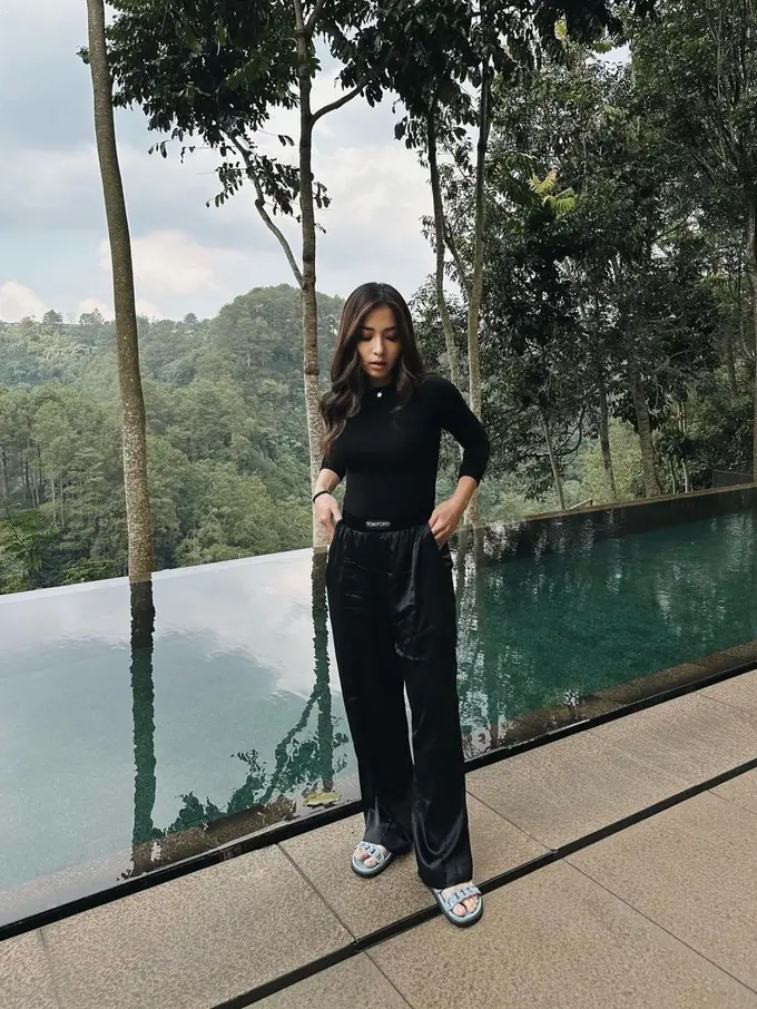Nikita Willy Pamer Body Ramping dengan Outfit Simple, Tak Terlihat Seperti Ibu Anak Satu
