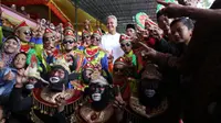 Ganjar Pranowo berfoto bersama tim kesenian dari kaki Merapi. (foto : Liputan6.com / felek wahyu)