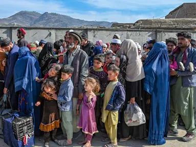 Para pengungsi Afghanistan menunggu dalam antrean untuk menyeberangi perbatasan Pakistan-Afghanistan di Torkham pada 27 Oktober 2023. (Abdul MAJEED/AFP)