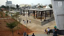 Sejumlah warga berjalan di RTH RPTRA Kalijodo, Jakarta, Kamis (31/8). Bappeda menghapus anggaran pengadaan lahan RPTRA dalam KUPA-PPAS APBD 2017. (Liputan6.com/Helmi Fithriansyah)