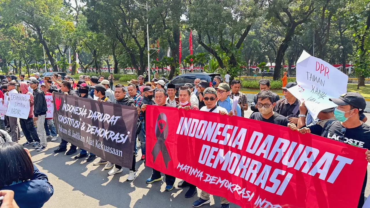 Rombongan massa aksi mengawal putusan Mahkamah Konstitusi (MK) terkait Undang-Undang Pilkada mulai berdatangan ke Gedung MK, Jakarta Pusat, Kamis, (22/8/2024).