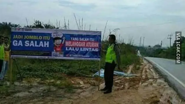 6 Spanduk Khusus Untuk Jomblo Ini Bikin Elus Dada