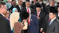 Presiden Jokowi menyalami tangan serta mencium pipi kanan dan kiri Sudjiatmi usai dilantik jadi presiden di gedung MPR-DPR-DPD, Jakarta, Minggu (20/10/2019). (Biro Pers Sekretariat Presiden).