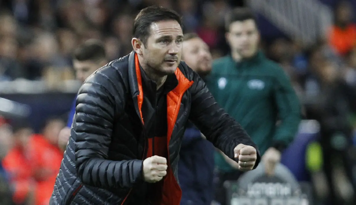 Pelatih Chelsea, Frank Lampard memberikan semangat para pemainnya saat bertanding melawan Valencia pada Grup H Liga Champions di  Mestalla stadium, Spanyol (27/11/2019). Chelsea bermain imbang 2-2 atas Valencia. (AP Photo/Alberto Saiz)