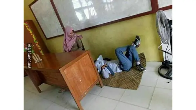 6 Posisi Tidur Murid saat di Kelas Ini Bikin Mikir Keras