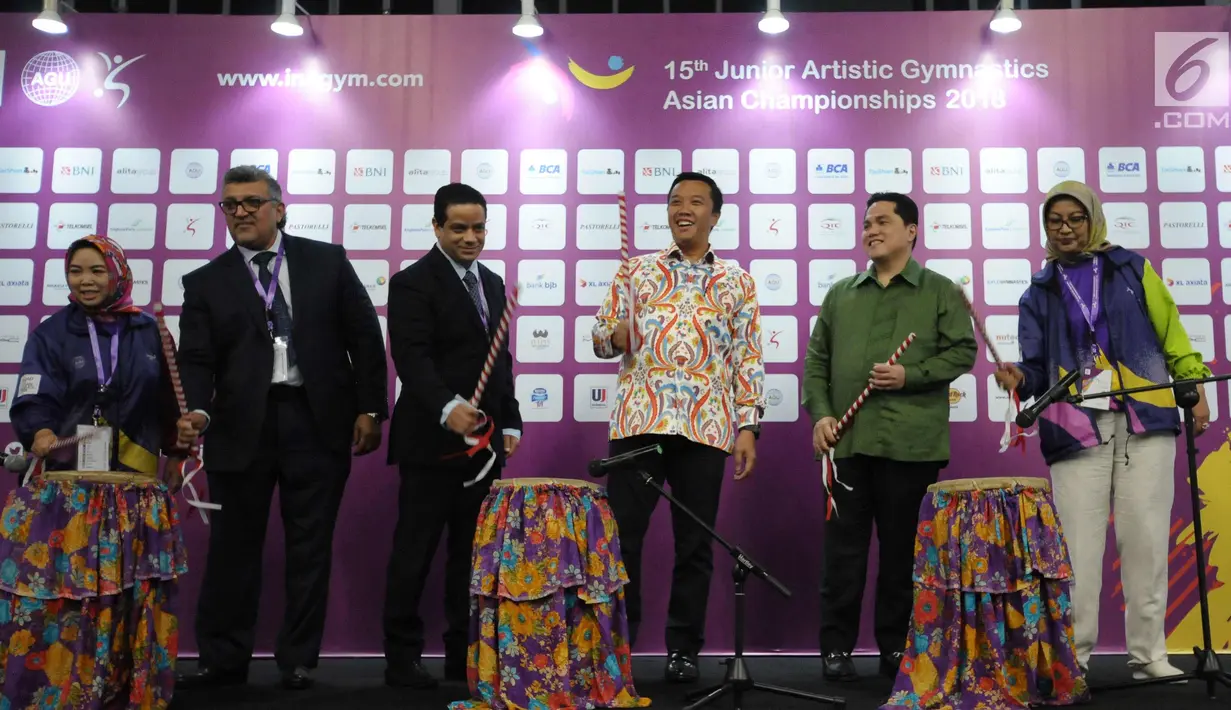 Menpora, Imam Nahrawi (keempat kiri) dan Ketua INASGOC, Erick Thohir (kedua kanan) secara resmi membuka Kejuaraan Junior Senam Artistik Asia ke-15 di Istora Senayan, Jakarta, Rabu (25/4). 20 negera turut serta. (Liputan6.com/Helmi Fithriansyah)