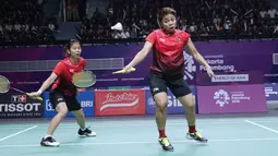 Ganda putri Indonesia, Greysia Polii/Apriyani Rahayu saat melawan pemain Jepang, Yuki Fukushima/Sayaka Hirota pada semifinal Bulutangkis Beregu Putri Asian Games 2018 di Jakarta, Selasa (21/8). (Liputan6.com/Helmi Fithriansyah)