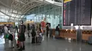 <p>Pihak Bandara I Gusti Ngurah Rai telah menyiapkan posko perbantuan atau helpdesk di terminal internasional dan domestik untuk memberikan pelayanan untuk penumpang yang terdampak. (SONNY TUMBELAKA/AFP)</p>