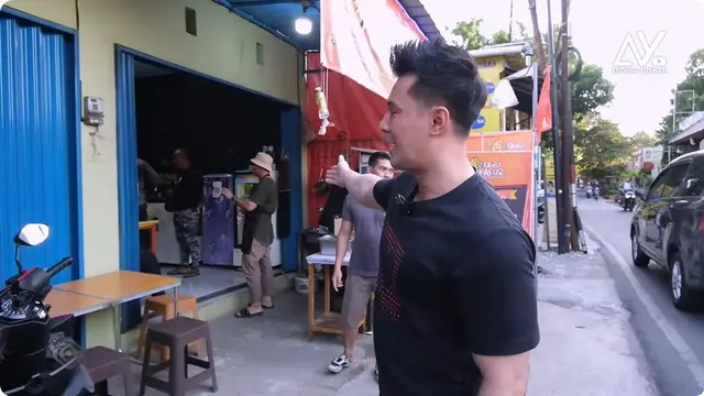 6 Potret Warung Tahu Bakso Artis Kolosal Aris Kurniawan, Konsep Modern Pinggir Jalan