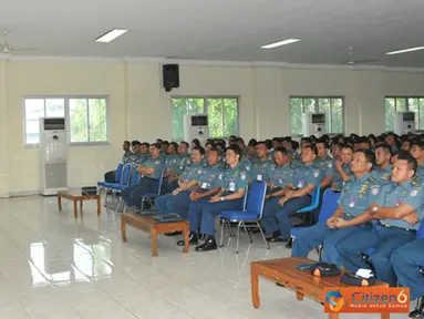 Citizen6, Jakarta: Aslog Panglima Kolinlamil Kolonel Laut (T) Riyadi Syahardani memberikan ceramah Binpers tentang penghematan listrik, air dan BBM di Gedung Laut Natuna, Mako Kolinlamil, Tanjung Priok, Jakarta. (Pengirim: Dispenkolinlamil).