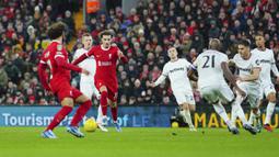 Pemain Liverpool, Curtis Jones (ketiga kiri) menggiring bola melewati sejumlah pemain West Ham United pada laga perempat final Carabao Cup 2023/2024 di Anfield, Liverpool, Inggris, Kamis (21/12/2023) dini hari WIB. (AP Photo/Jon Super)
