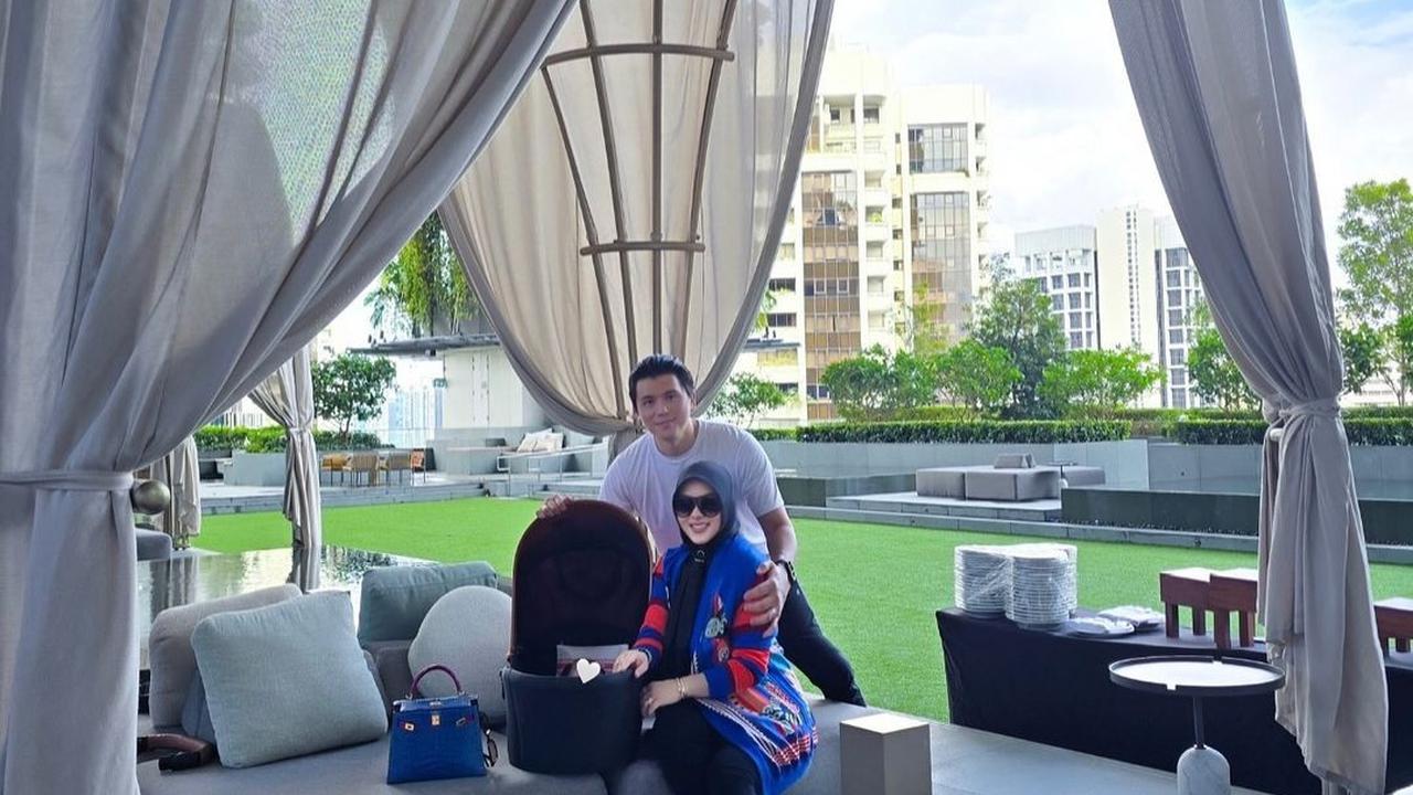 Definisi Cetar Membahana, Ini Beberapa Potret Outfit Syahrini saat Jalan-Jalan Bareng Anak - No Dasteran Club