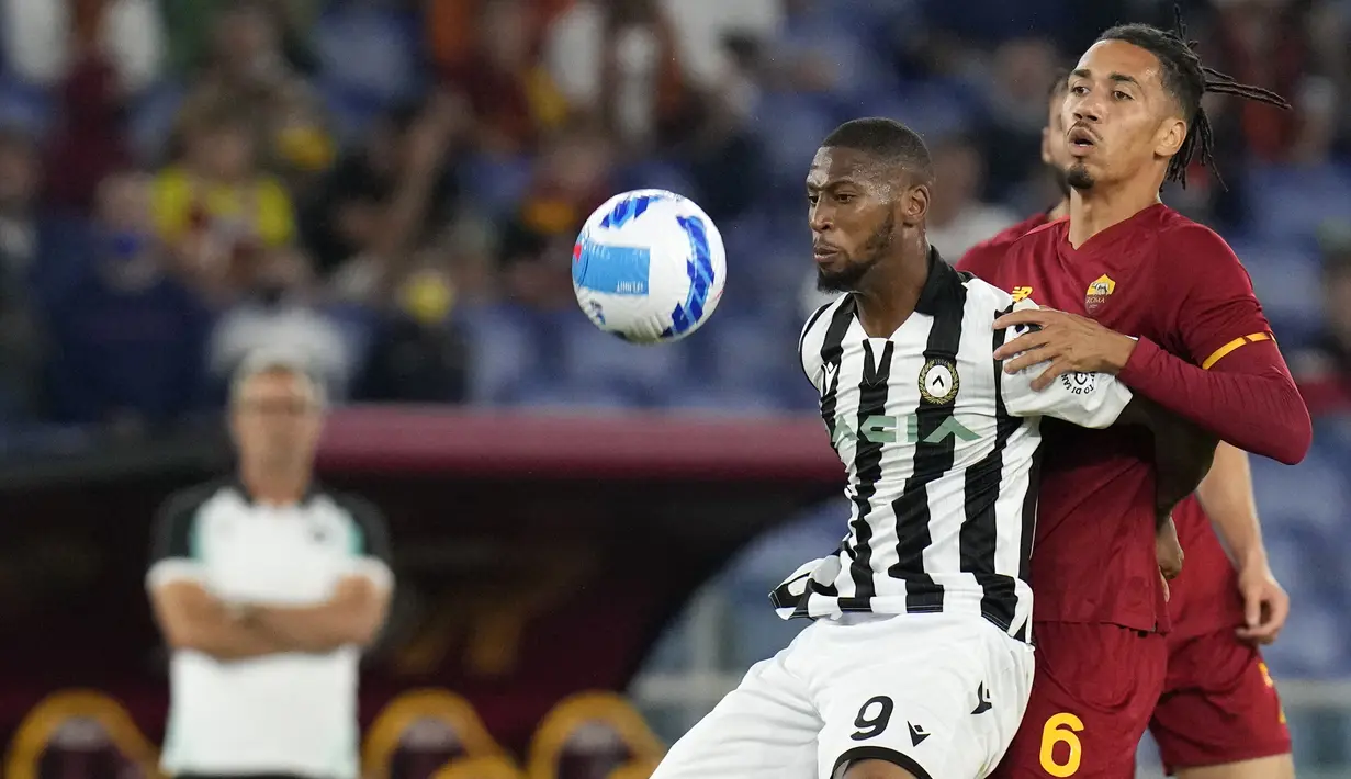 Udinese tampak lebih berani menyerang di babak kedua. Namun, serangan-serangan yang diperagakan skuat yang berjuluk Zebra Kecil itu, masih terlalu mudah dihentikan oleh Serigala Roma. (AP/Gregorio Borgia)