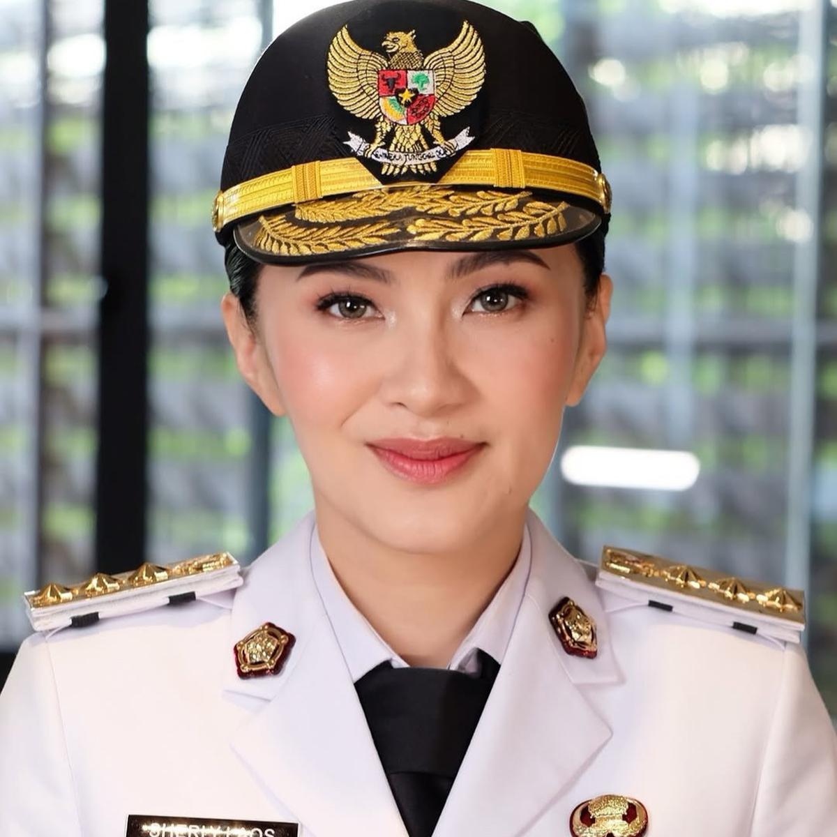 Potret Gubernur Maluku Utara Sherly Tjoanda Berbalut Seragam PDU Putih