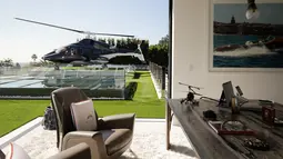 Helikopter terparkir di atap rumah mewah di kawasan Bel-Air, Los Angeles,AS (26/1). Rumah termahal di Amerika Serikat ini memiliki 12 kamar tidur, 21 kamar mandi, dan tiga dapur. (AP/Jae C. Hong)