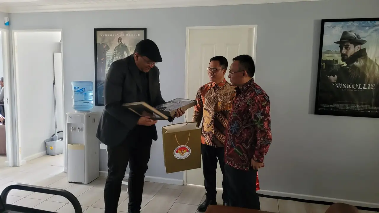 Dalam rangka memperkuat hubungan dan kerjasama bilateral di bidang ekonomi sosial budaya, khususnya industri perfilman, Konjen RI Cape Town- Tudiono - beserta sejumlah staff telah berkunjung ke Cape Town Films Studio (CTFS) (Istimewa)