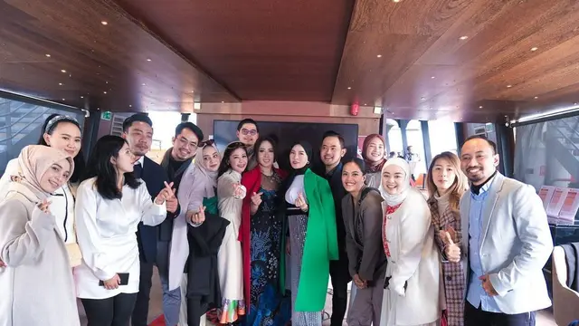 Shandy Purnamasari mengenalkan White Cell DNA di Bateaux Mouches, kapal pesiar mewah kota Paris.