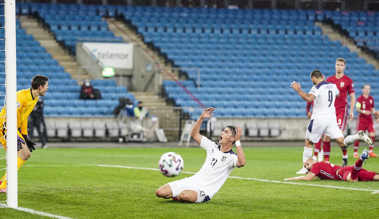 Gelandang Serbia, Filip Djuricic, tampak kecewa usai gagal mencetak gol ke gawang Norwegia pada laga semi final playoff Euro 2020 di Ullevaal Stadion, Jumat (9/10/2020) dini hari WIB. Serbia menang 2-1 atas Norwegia. (AFP/Stian Lysberg Solum/NTB)