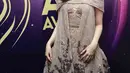 Isyana Sarasvati, datang ke ajang penghargaan untuk insan musik Indonesia itu dengan dress brokatnya. Bagian bawah yang berempel dan motif dedaunan membuat penampilan Isyana lebih anggun. (Deki Prayoga/Bintang.com)