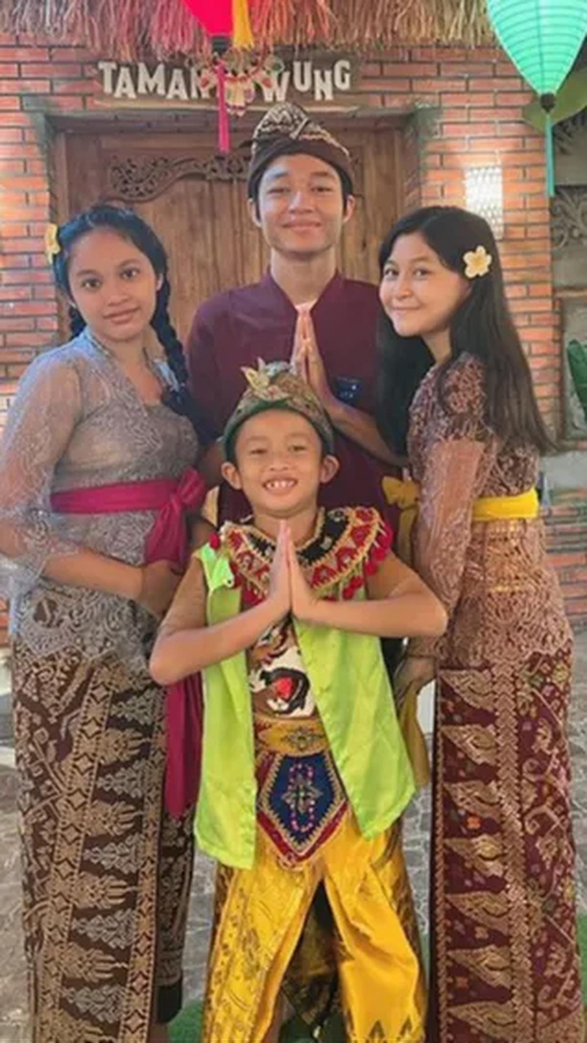 Kakak Beradik yang Menghargai Budaya<br>