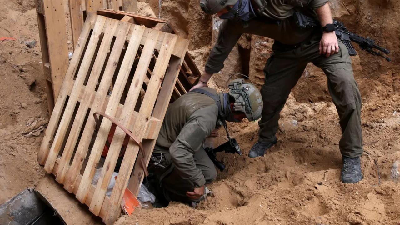 Sejumlah jurnalis diperbolehkan turun dan mengambil gambar penampakan bagian dalam terowongan bawah tanah di RS Al-Shifa, Gaza yang bongkar oleh tentara zionis Israel.