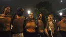 Sejumlah aktivis pro-aborsi berbaris berteriak saat melakukan aksi protes di pusat kota Lima, Peru, (12/8/2015). Mereka menuntut pemerintah Peru untuk mengubah Undang-Undang aborsi dalam kasus pemerkosaan. (REUTERS/Guadalupe Pardo)