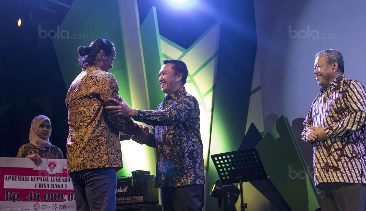 Menpora, Imam Nahrawi, bersalaman dengan legenda binaraga Indonesia, Ade Rai, saat Anugerah Leganda Olahraga di Hotel Bidakara, Jakarta, Rabu (13/12/2017). Sebanyak 286 atlet masing-masing mendapatkan 40 juta rupiah. (Bola.com/Vitalis Yogi Trisna)