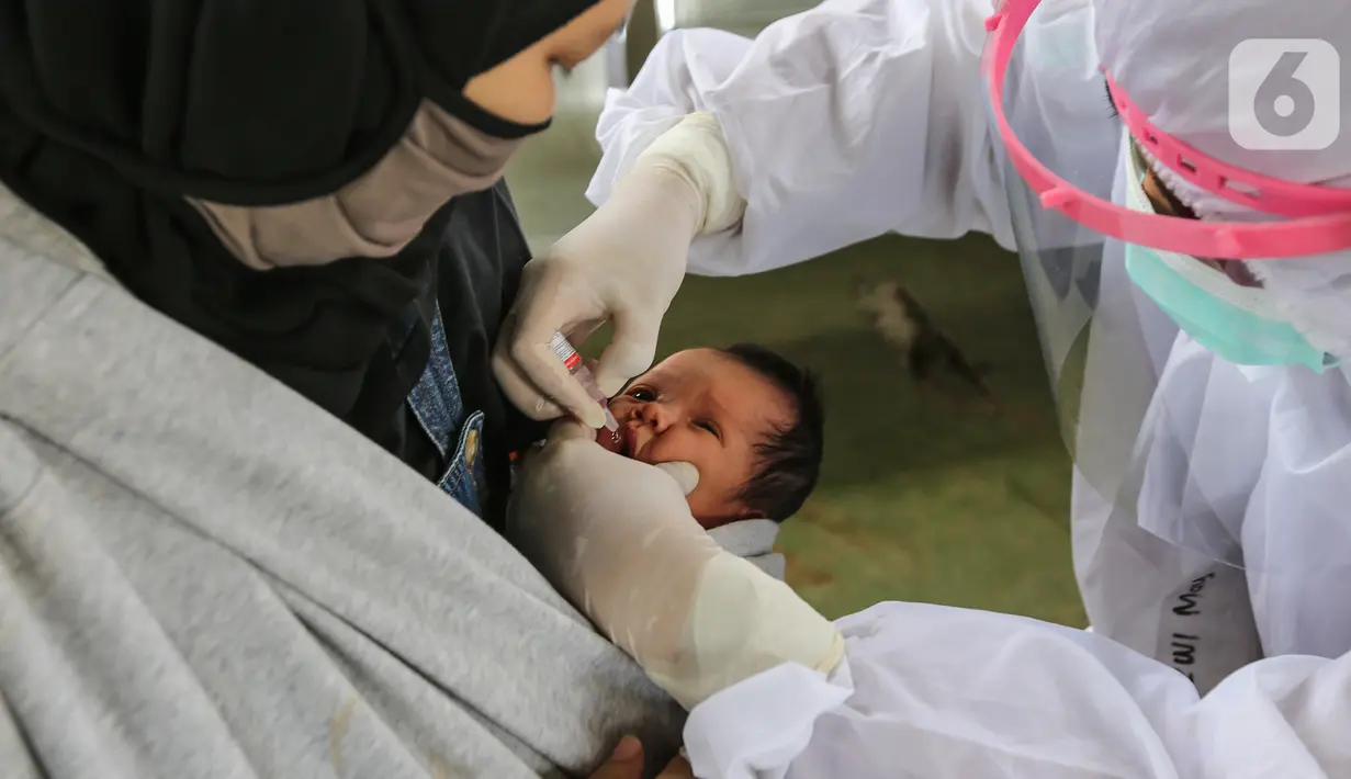 Bayi berusia 2 minggu diberikan imunisasi oleh bidan di Posko Imunisasi, Kelurahan Bakti Jaya, Tangerang Selatan, Senin (11/5/2020). Pada masa pandemi  Covid-19 pemberian vaksin atau imunisasi pada bayi sesuai jadwal. (Liputan6.com/Fery Pradolo)
