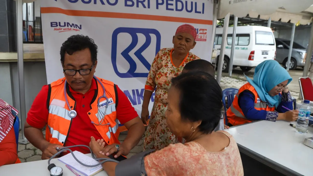 Peduli Banjir, BRI Beri Pengobatan Gratis kepada Korban Banjir di Tambun Bekasi