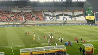 Suasana pertandingan matchday kedua Grup D Piala Dunia U-17 2023 antara Senegal vs Polandia di Stadion Si Jalak Harupat, Bandung, Selasa (14/11/2023). Duel ini harus ditunda sementara karena cuaca buruk. (Bola.com/Zulfirdaus Harahap)