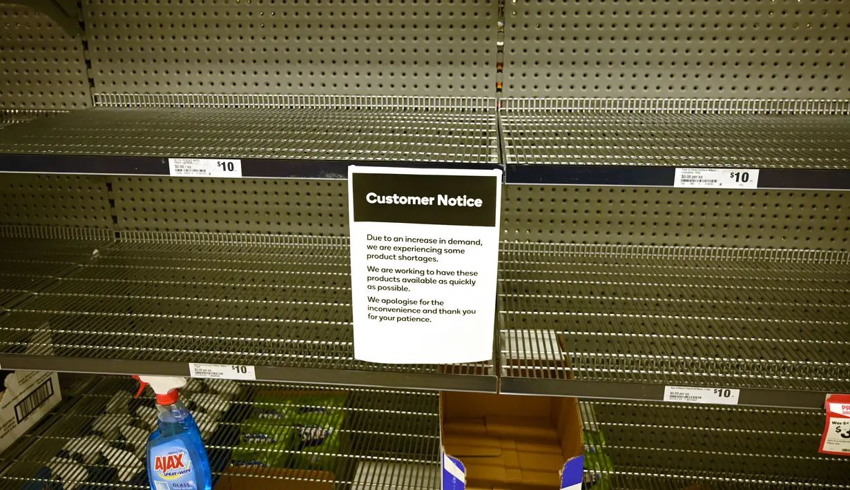 Rak-rak kosong tempat cairan pembersih tangan di sebuah supermarket di Sydney, Rabu (4/3/2020). Supermarket terbesar Australia mengumumkan batas pembelian tisu toilet dan pembersih tangan (handsanitizer) setelah terjadi panic buying akibat ketakutan penyebaran virus corona COVID-19 (PETER PARKS/AFP)