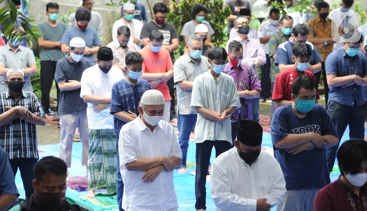 Warga melaksanakan salat Jumat berjemaah di Masjid Raya Cinere, Depok, Jumat (5/6/2020). Umat muslim di sejumlah wilayah Jabodetabek menunaikan salat Jumat perdana dengan menerapkan protokol pencegahan COVID-19 setelah dua bulan kegiatan ibadah di masjid ditiadakan. (merdeka.com/Arie Basuki)