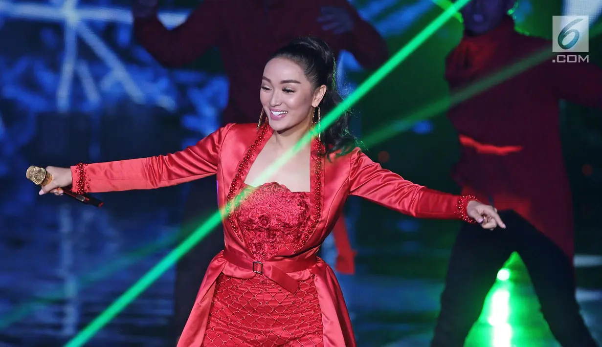 Pedangdut Zaskia Gotik saat bergoyang menghibur penonton pada perayaan HUT Indosiar ke-23 di Jakarta Convention Center (JCC), Kamis (11/1). Ayu Ting Ting dan Zaskia Gotik membawakan lagu sambalado dan tarik selimut. (Liputan6.com/Herman Zakharia)