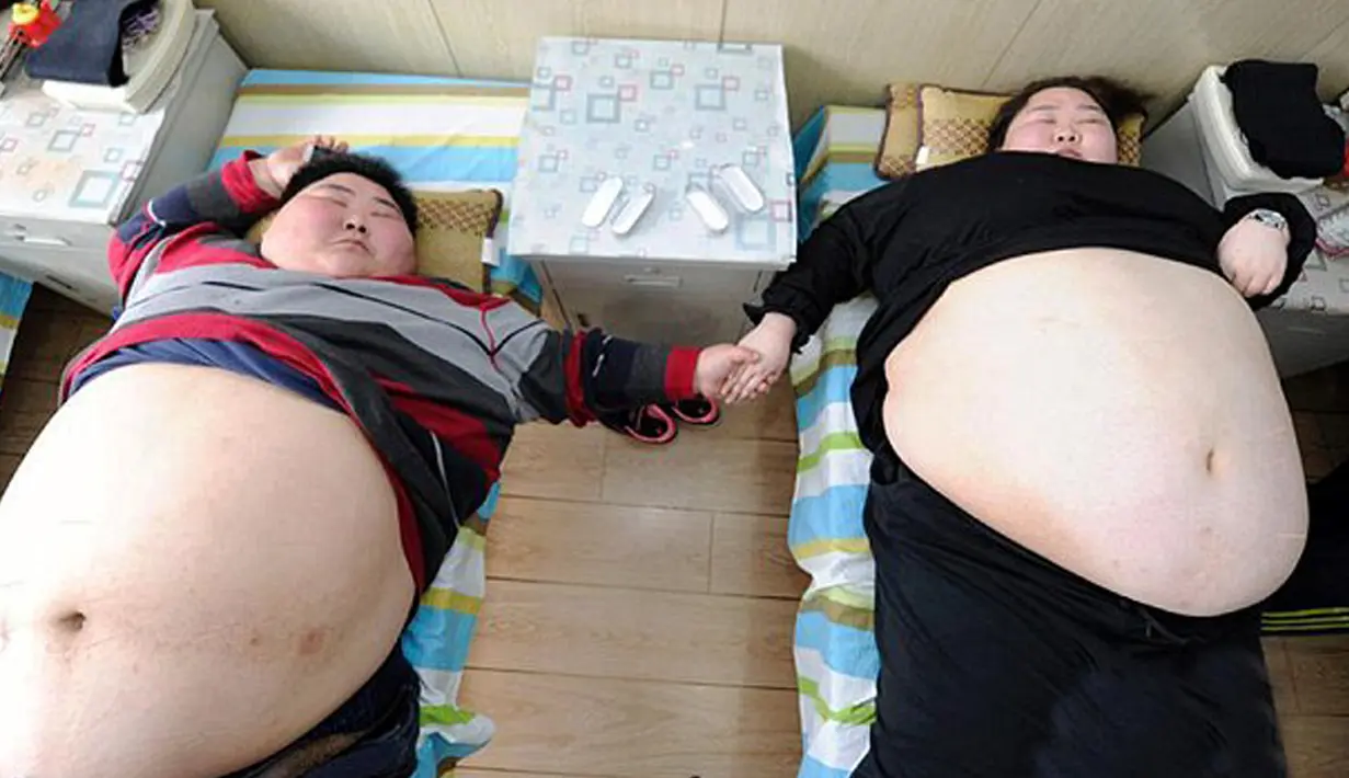 Pasangan obesitas asal Sichuan, Lin Yue dan Deng Yang ingin menjalani operasi untuk menurunkan berat badan, sehingga mereka bisa berhubungan seks dan memulai sebuah keluarga. (dailymail.co.uk)