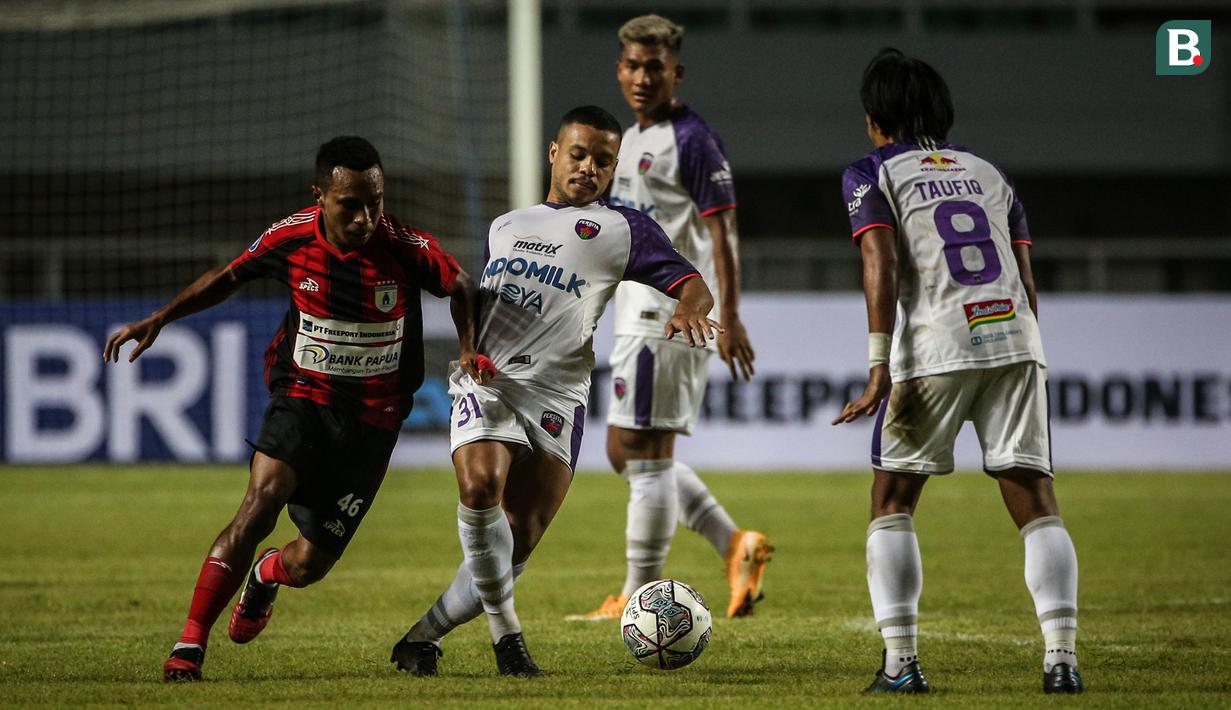Gelandang Persipura, Todd Rivaldo Ferre (kiri) berebut bola dengan Gelandang Persita, Harrison Cardoso De Oliveira dalam laga pekan pertama BRI Liga 1 2021/2022 antara Persipura Jayapura melawan Persita Tangerang di Stadion Pakansari, Bogor, Sabtu (28/08/