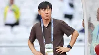 Reaksi kecewa pelatih Timnas Indonesia, Shin Tae-yong saat menghadapi Irak pada laga Grup F putaran kedua Kualifikasi Piala Dunia 2026 zona Asia di Stadion Utama Gelora Bung Karno (SUGBK), Senayan, Jakarta, Kamis (6/6/2024). (Bola.com/M Iqbal Ichsan)