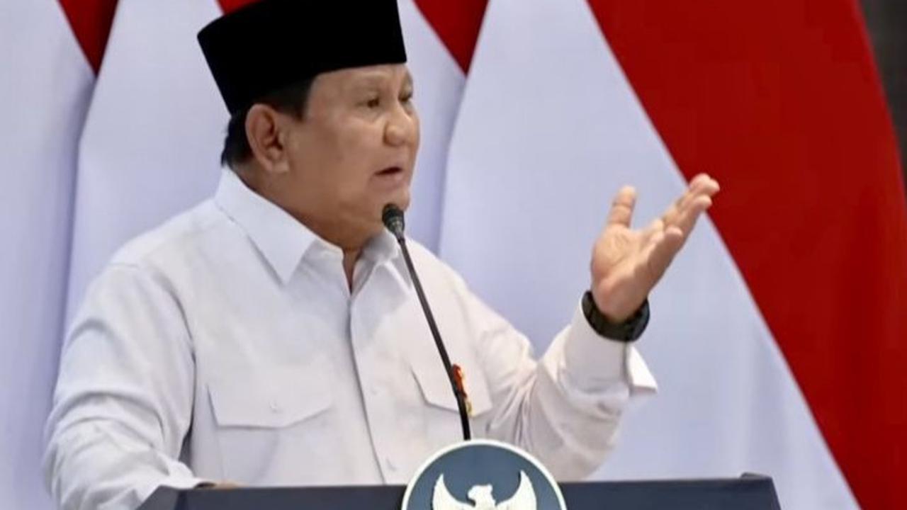 VIDEO: Momen Prabowo Cerita Paspampres Tak Lepas Sepatu di Dapur MBG, Bikin Teddy & Luhut Tertawa
