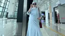 Dengan baby bump yang makin nampak, Bella tetap jaga penampilan dan cara berbusana. [Instagram @bellashofie_rigan]