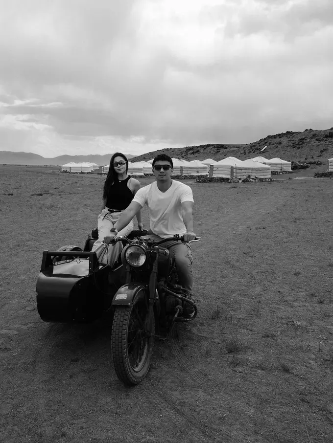 Potret liburan Nikita Willy dan Indra Priawan di Mongolia. (Foto: Instagram/nikitawillyofficial94)