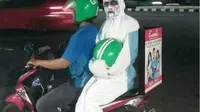 6 Pakaian Penumpang Ojek Online Ini Absurd Banget