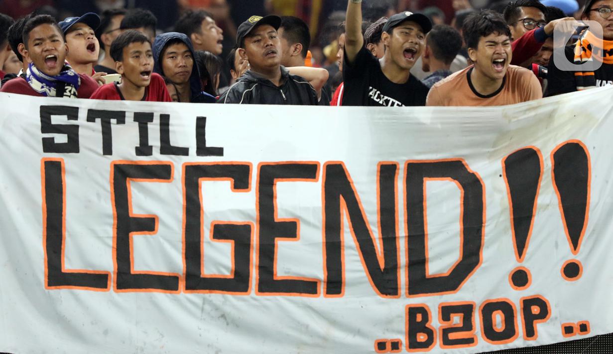 Suporter saat menyaksikan laga perpisahan pemain Persija, Bambang Pamungkas pada lanjutan Shopee Liga 1 Indonesia di SUGBK Jakarta, Selasa (17/12/2019). Laga melawan Persebaya menjadi pertandingan terakhir Bambang Pamungkas sebagai pesepakbola profesional. (Liputan6.com/Helmi Fithriansyah)