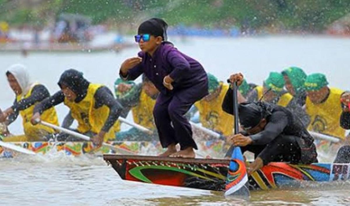 Tak kalah mencuri perhatian ialah posisi Tukang Tari yang ada di depan.