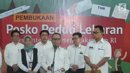 Menteri Ketenagakerjaan (Menaker) M Hanif Dhakiri (keempat kiri) memberi keterangan jelang membuka Posko Peduli Lebaran 2018 di Gedung B Kemenaker, Jakarta, Senin (28/5). Posko juga menerima aduan pemasalahan seputar THR. (Liputan6.com/Helmi Fithriansyah)