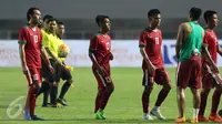 Pemain Timnas Indonesia U-22 berjalan lesu usai dikalahkan  Myanmar di laga persahabatan di Stadion Pakansari, Kab Bogor, Selasa (21/3). Timnas Indonesia U-22 kalah 1-3 dari Myanmar. (Liputan6.com/Helmi Fithriansyah)